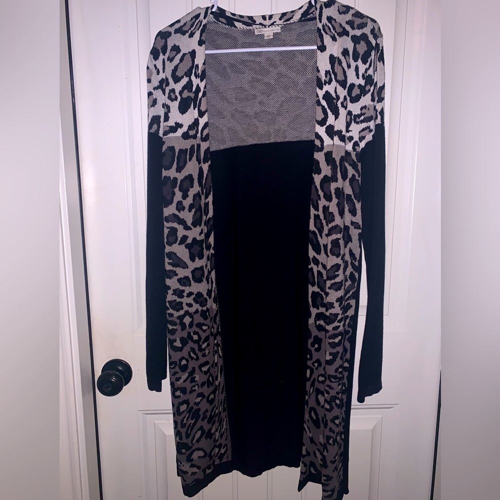 Women’s Cardigan black/grey/leopard. Medium super cute to wear w/ 💯 of styles!